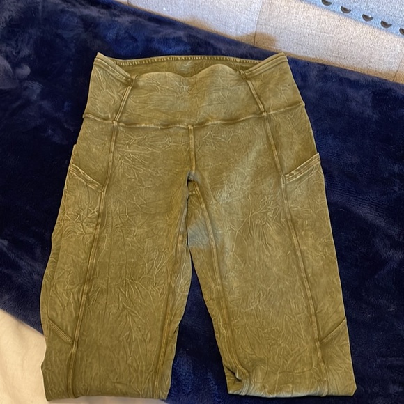 Size 4 Lululemon leggings 25 inch length - Picture 3 of 4